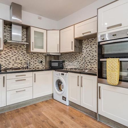 Entire Lovely Family Home With Parking, Wifi, Netflix, Self Check-In London Exterior photo